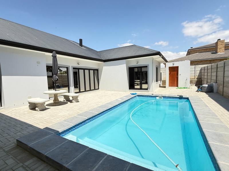5 Bedroom Property for Sale in Tafelzicht Western Cape